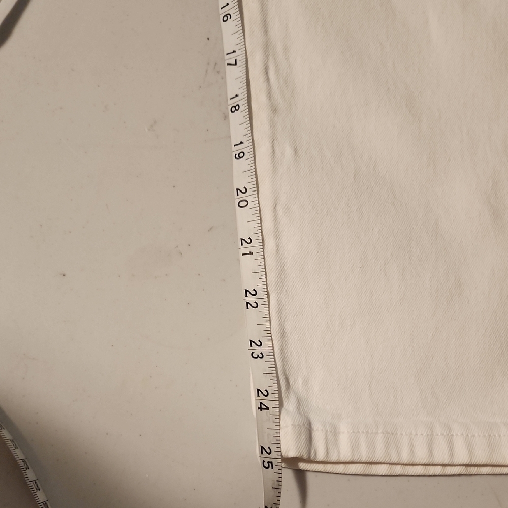 Michael Kors White Capris with Smooth Finish - Picture 8 of 10